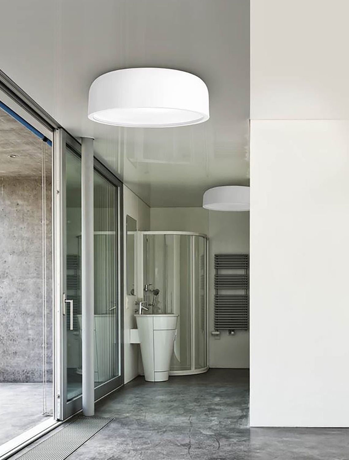 Mise en ambiance d'un plafonnier blanc dans une salle de bain contemporaine.