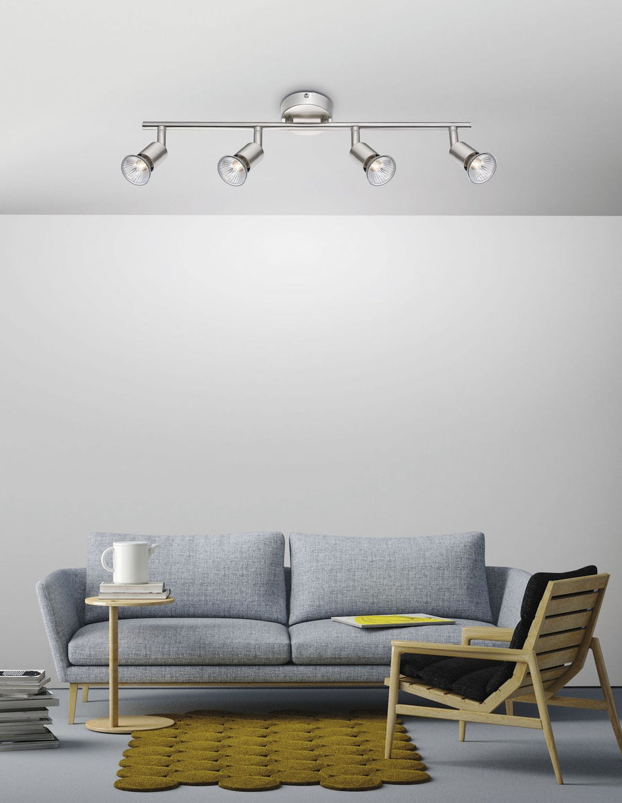 Plafonnier quatre spots orientables au plafond d'un salon gris clair
