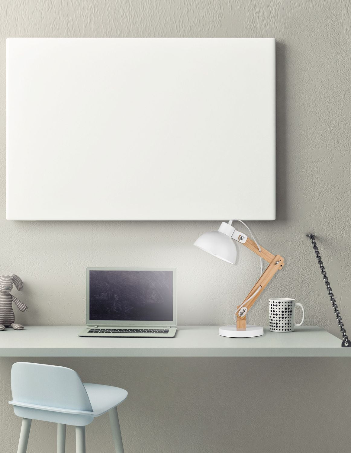 Lampe à poser blanche et bois sur un bureau, mise en ambiance avec ordinateur et mug