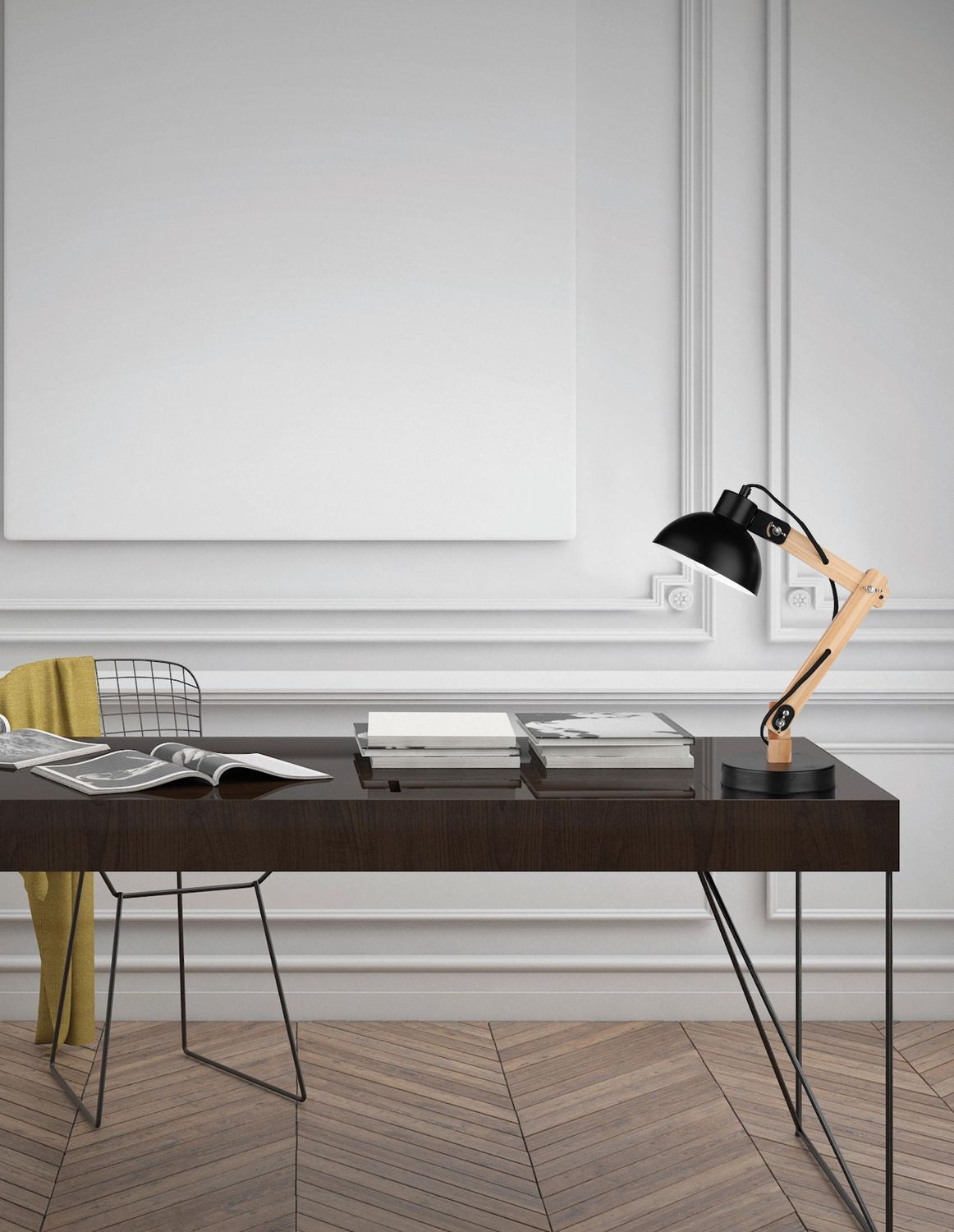 Vue d'ambiance: lampe à poser noire et bois posée sur un bureau devant un mur mouluré.