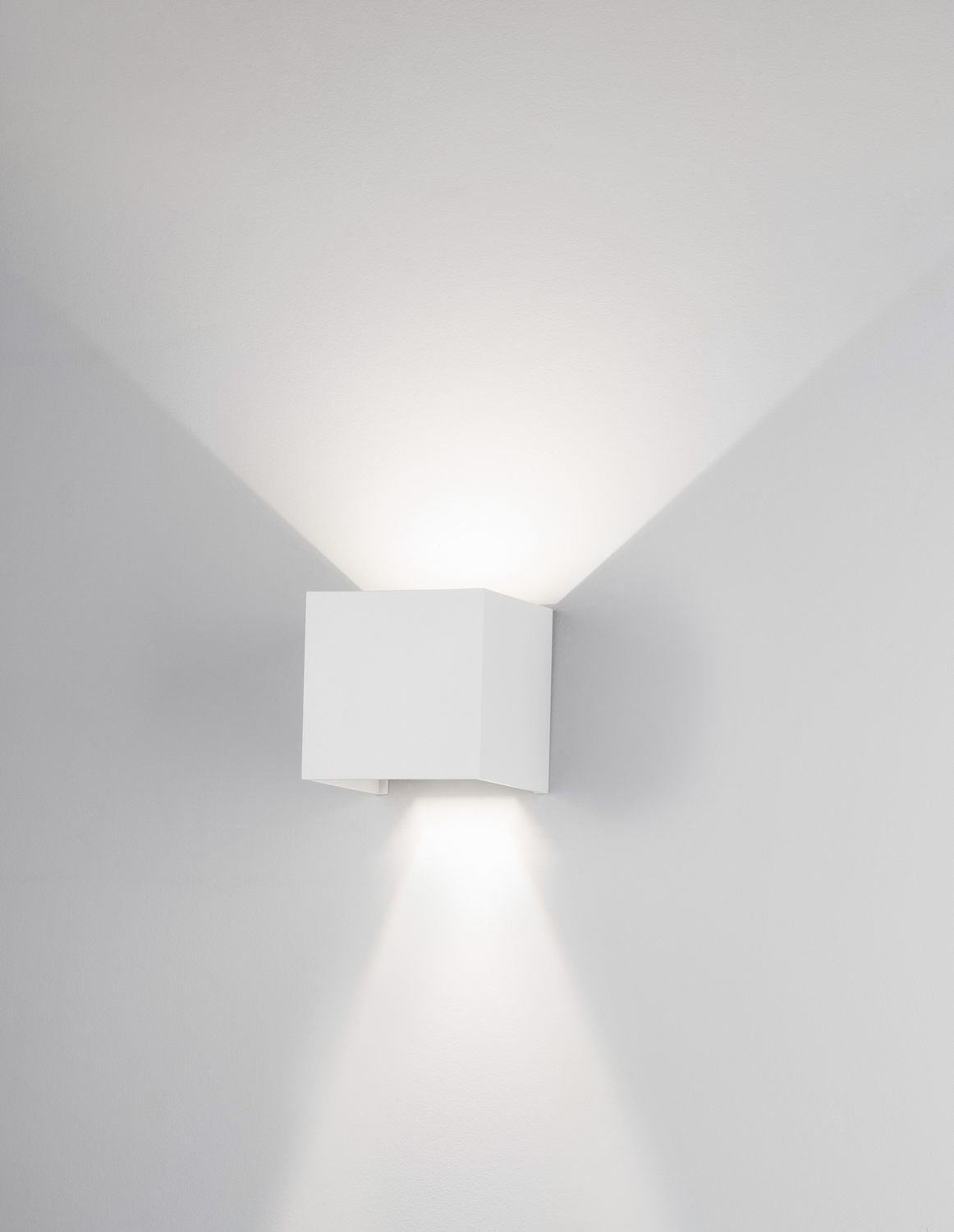 Mise en ambiance sobre montrant le faisceau lumineux vertical diffus