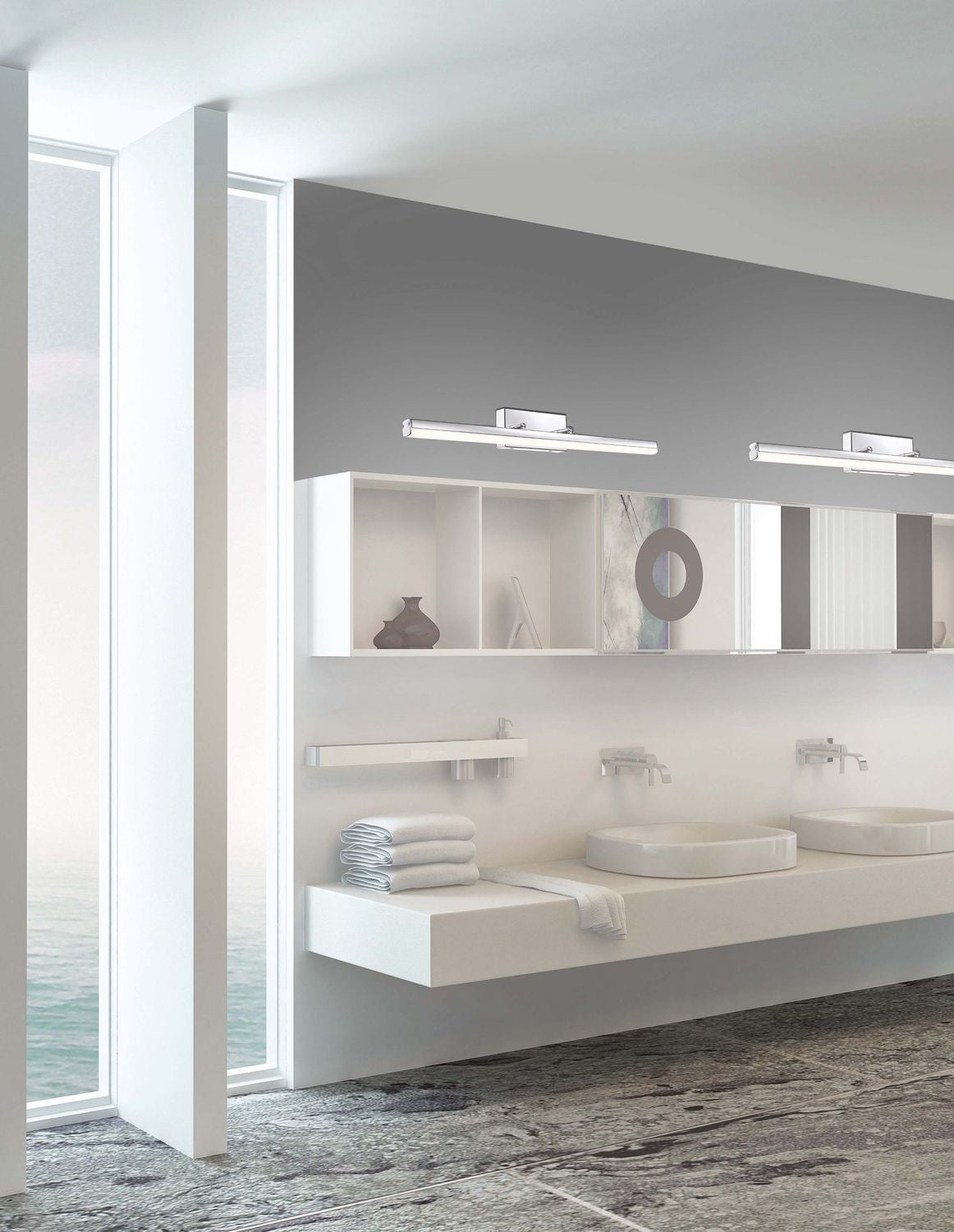 Vue d'ambiance d'une salle de bain avec appliques chromées au-dessus des miroirs