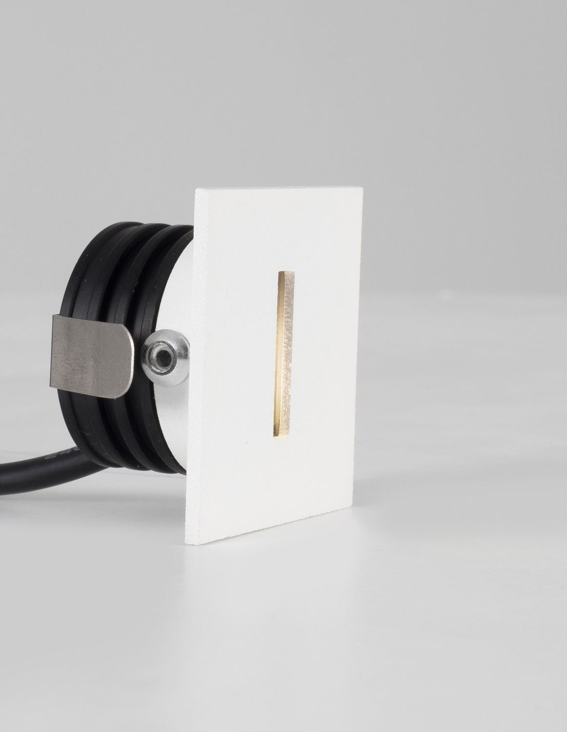 Vue de profil du bloc technique avec câble noir et patte inox