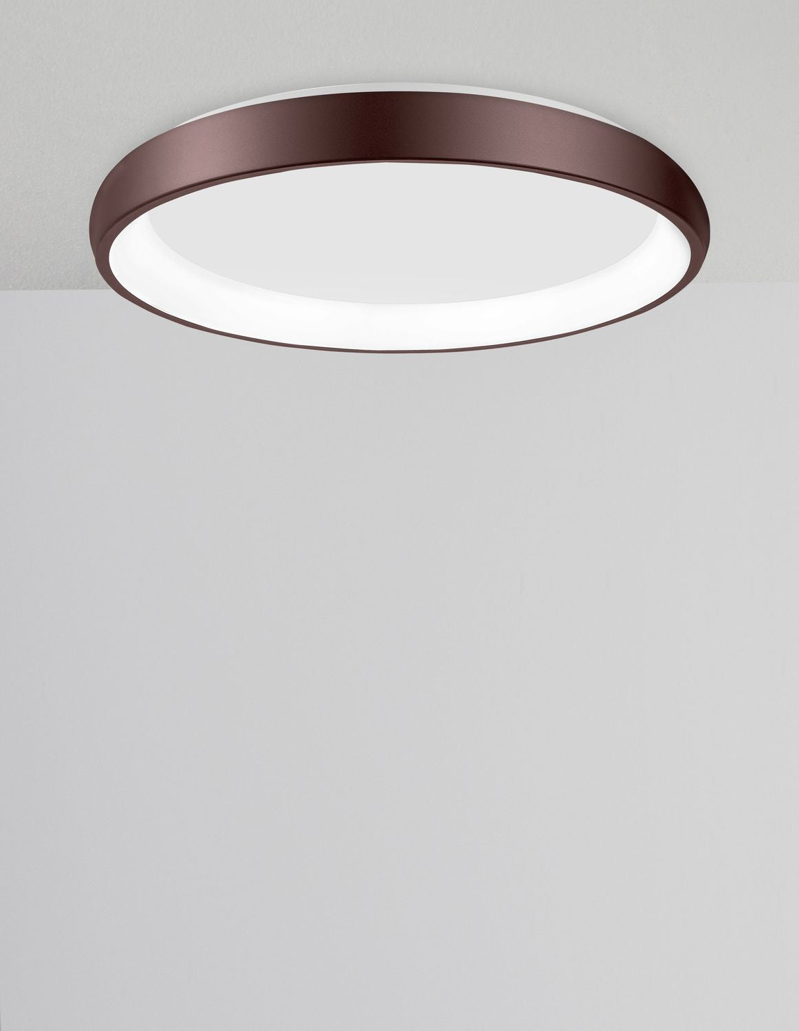Plafonnier marron vu de dessous, fixé au plafond sur fond clair
