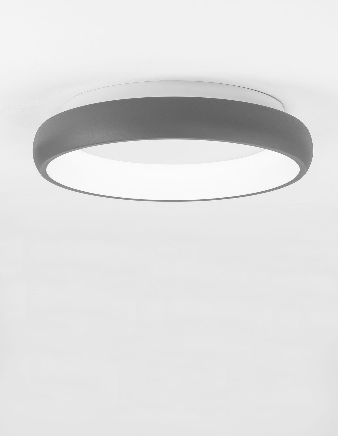 Vue de dessous du plafonnier rond gris avec diffuseur blanc, installé au plafond