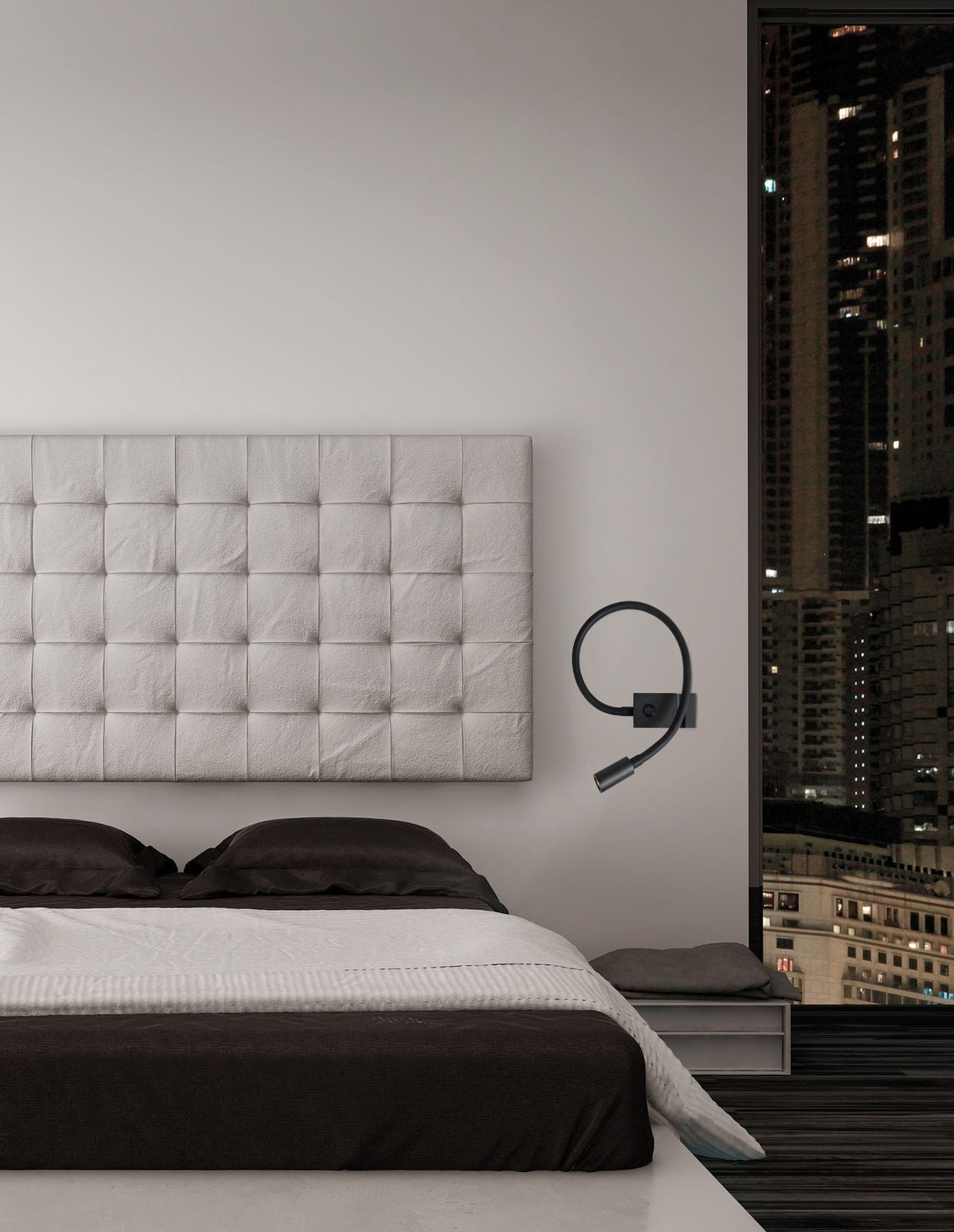 Applique de lecture noire fixée au mur près du lit, vue dans une chambre la nuit