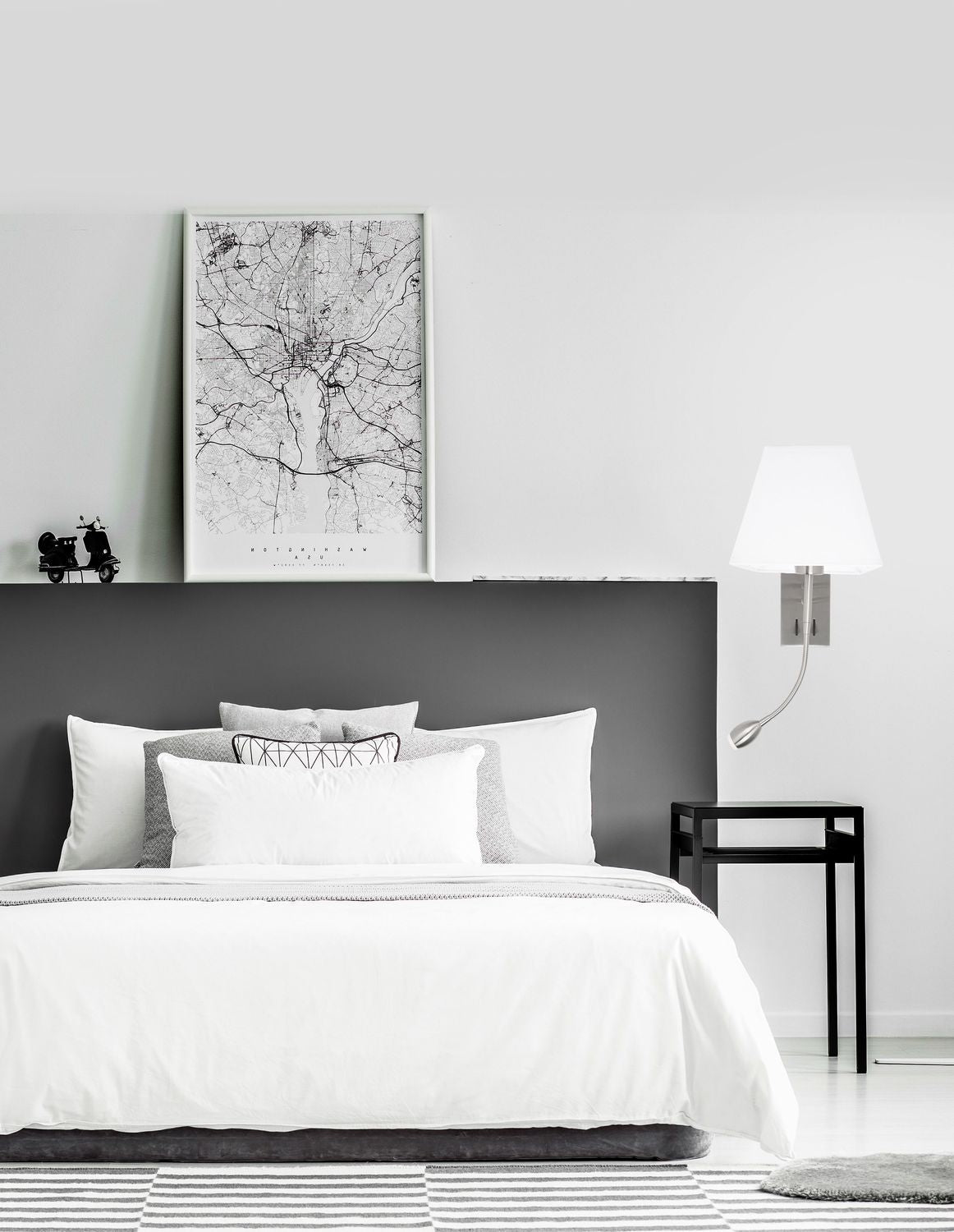 Mise en ambiance d'une chambre contemporaine avec applique murale blanche et bras flexible.