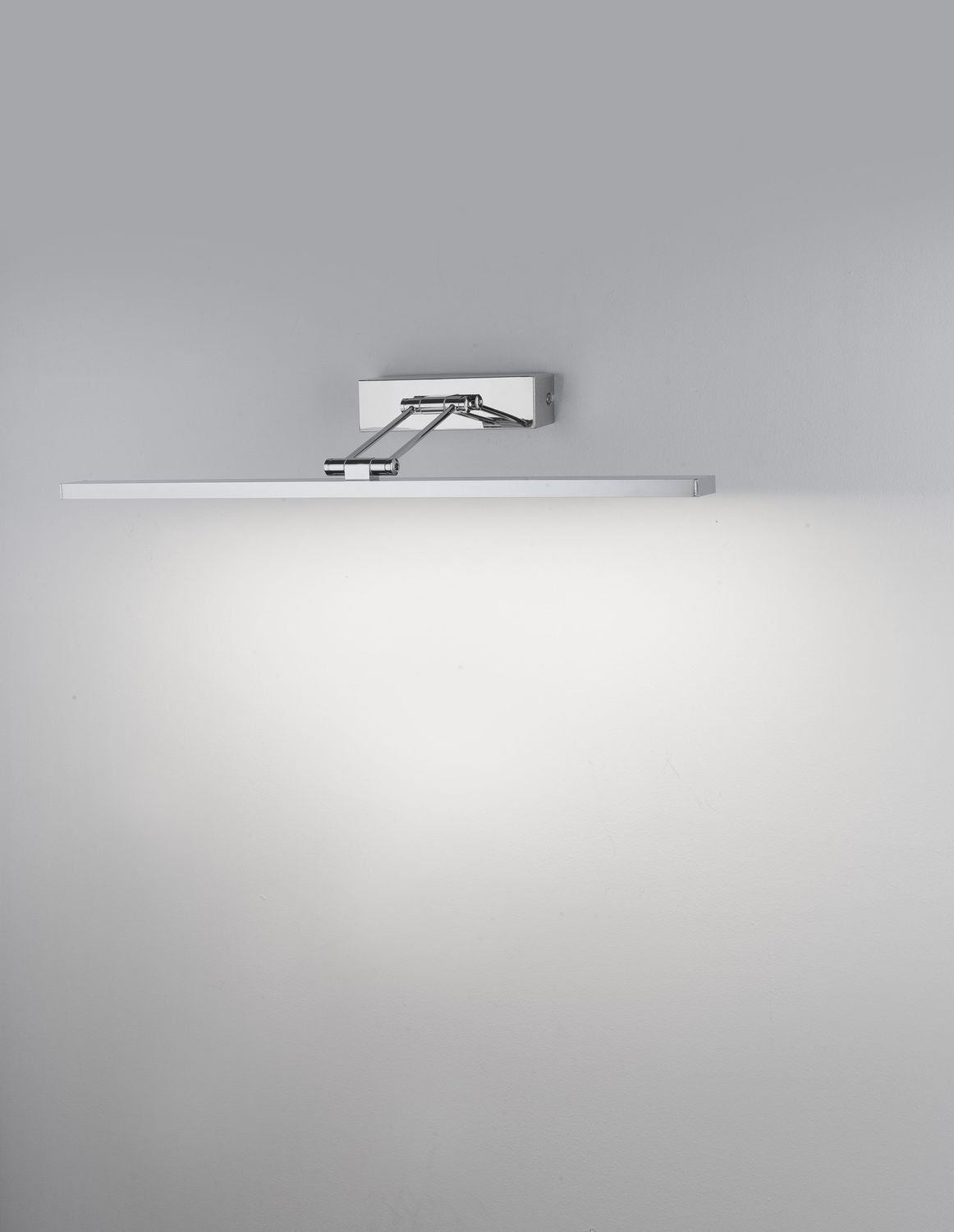 Applique murale éteinte fixée au mur, bras chromés et diffuseur blanc