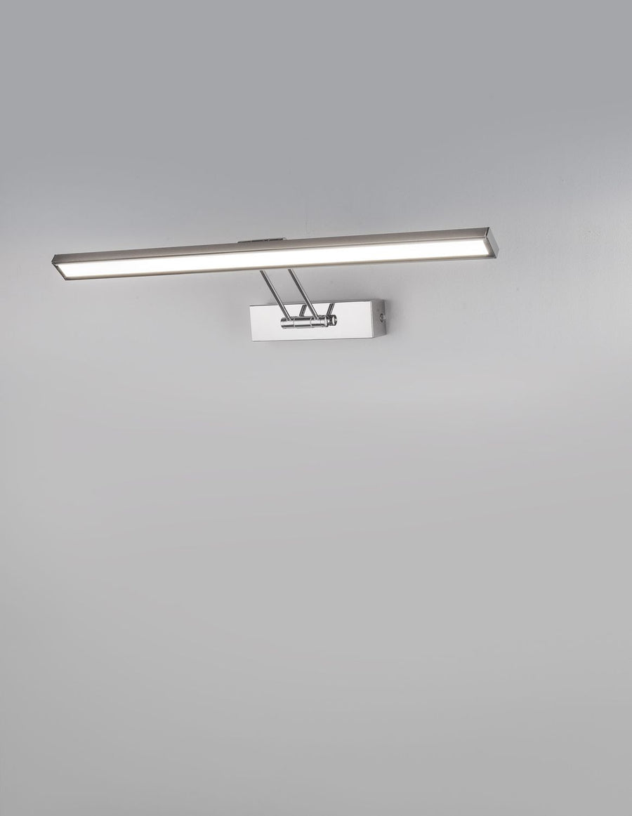 Vue de face de l'applique allumée éclairant le mur en lumière blanche