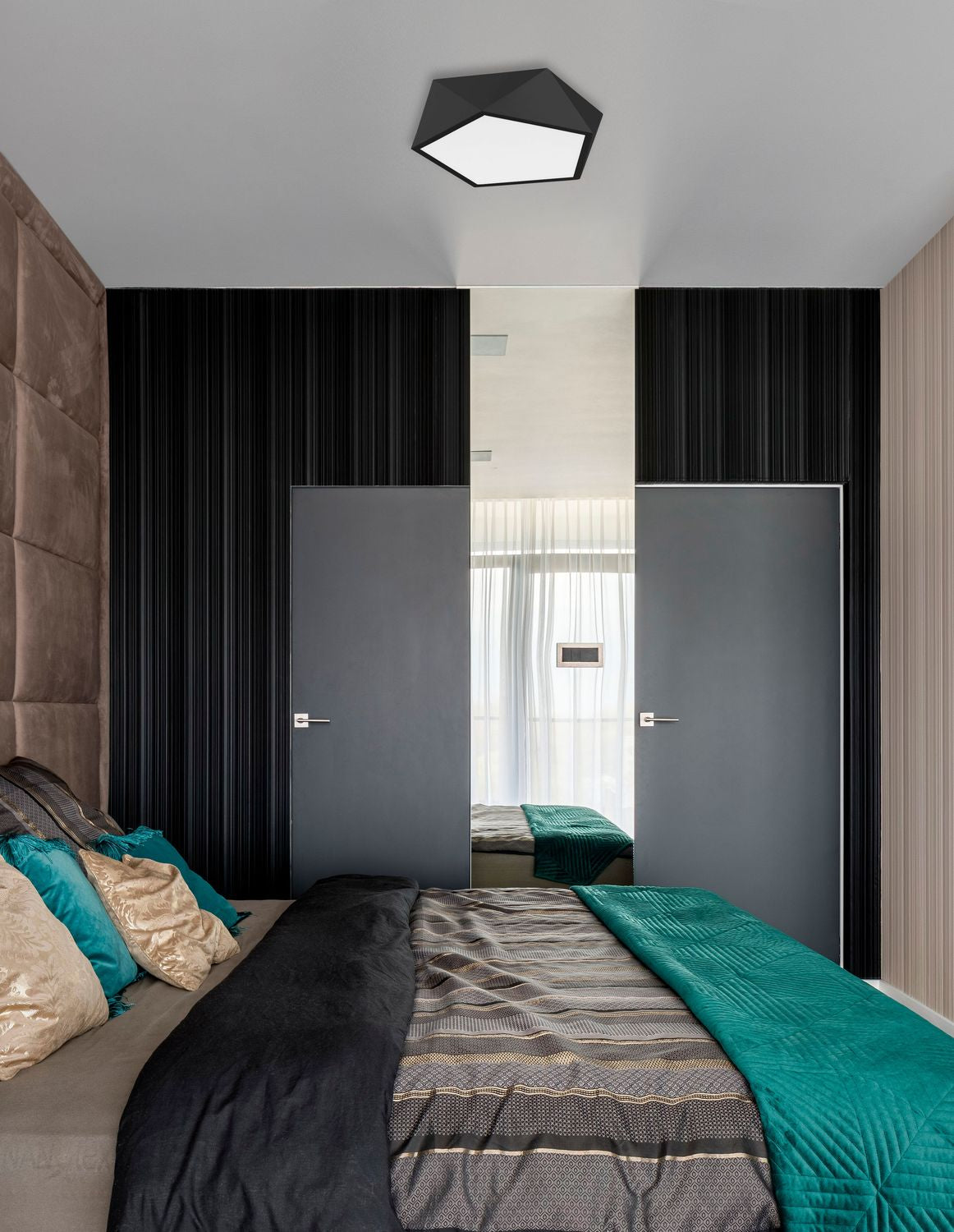 Plafonnier géométrique noir fixé au plafond d'une chambre en mise en ambiance