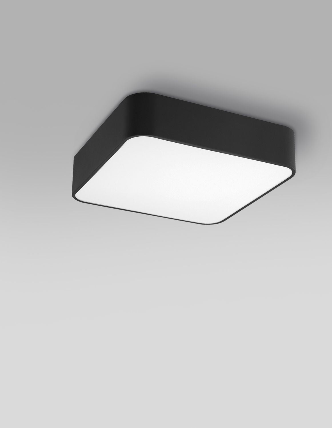 Plafonnier carré noir fixé au plafond, diffuseur blanc lumineux vu de trois-quarts