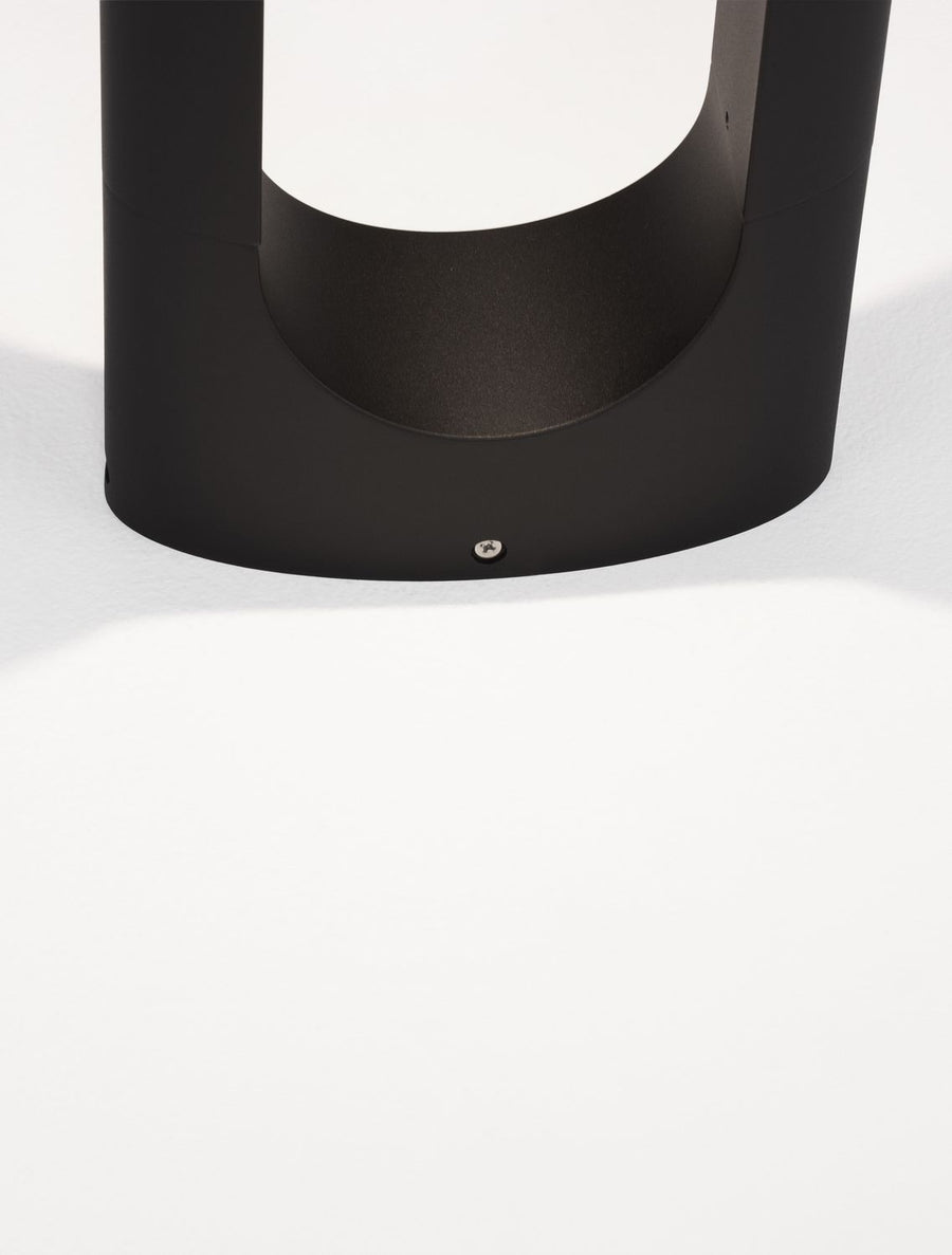 Détail du pied arrondi, vis inox et intérieur évidé du luminaire.