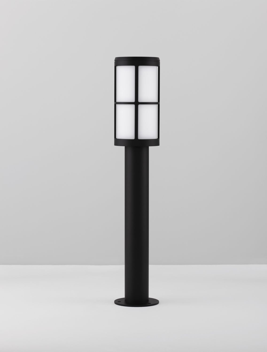 Vue entière du luminaire sur fond gris clair, pied et tête visibles