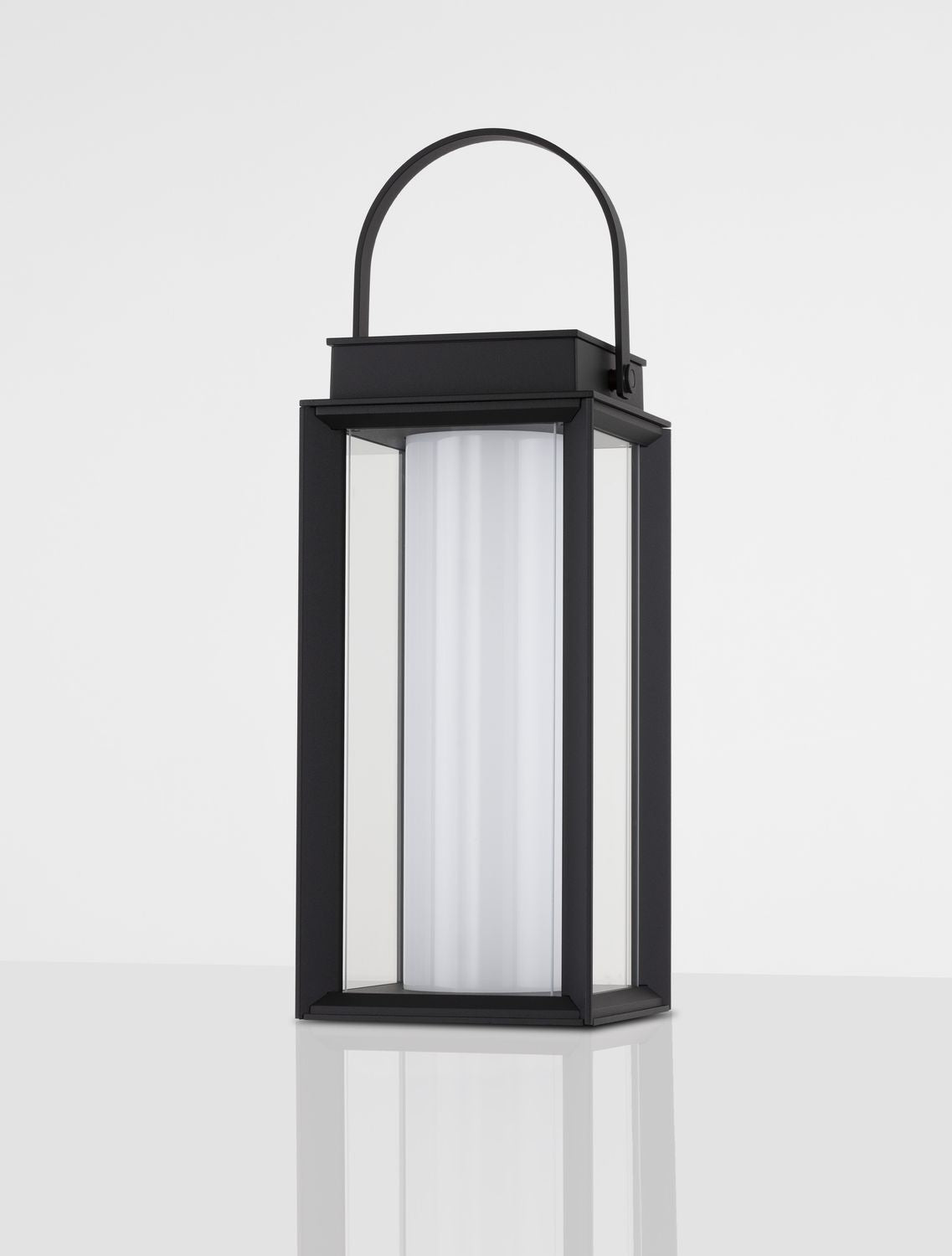 Vue de trois quarts du luminaire montrant l'anse et le verre clair