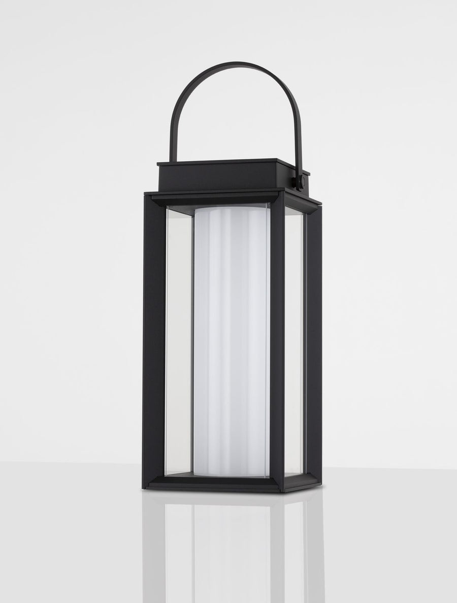 Vue de trois quarts du luminaire montrant l'anse et le verre clair