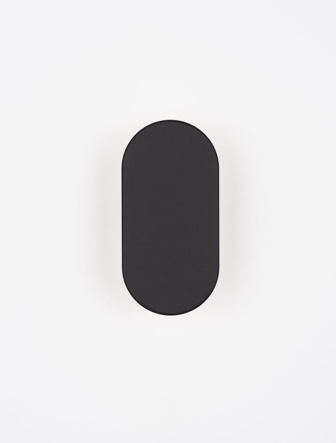 Vue frontale du diffuseur ovale noir mat, contour arrondi régulier