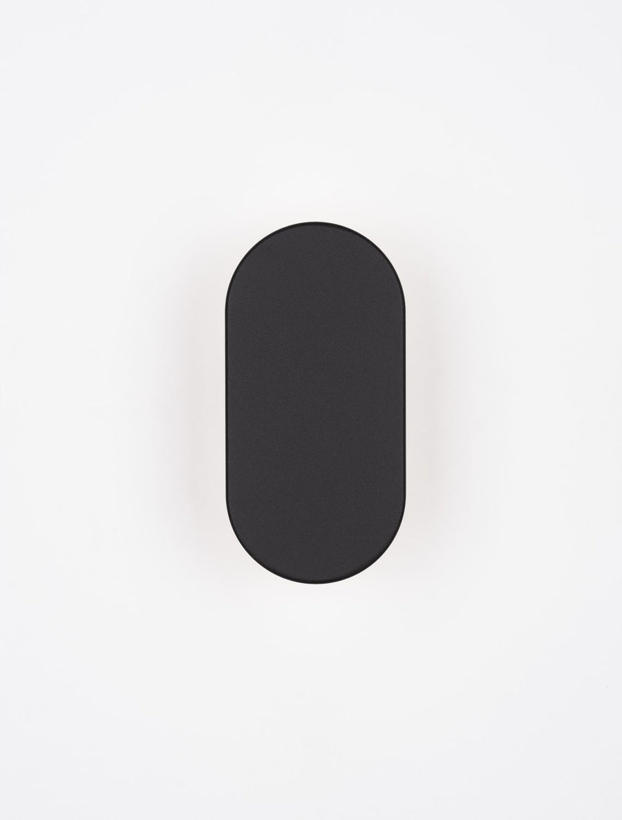 Vue frontale du diffuseur ovale noir mat, contour arrondi régulier