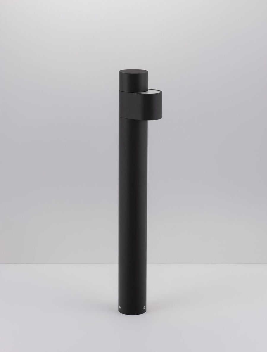 Produit entier en pied, silhouette verticale noire sur fond gris.