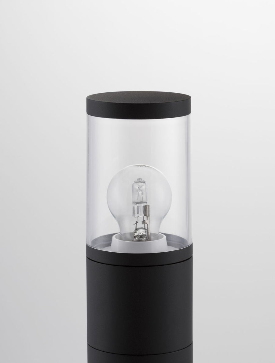 Détail rapproché de la tête transparente et de l'ampoule à filament sur douille blanche