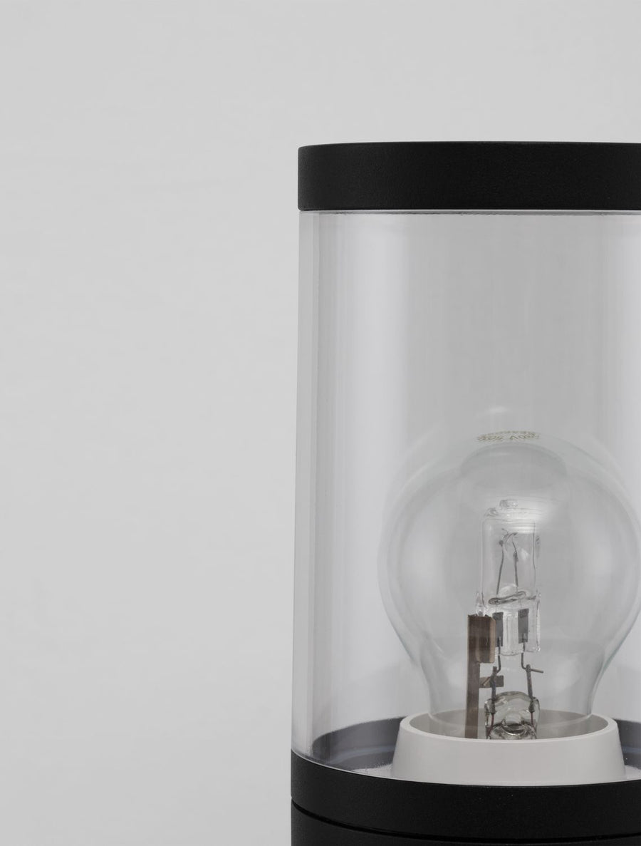 Gros plan sur la vitre et l'ampoule, finition noire mate du luminaire