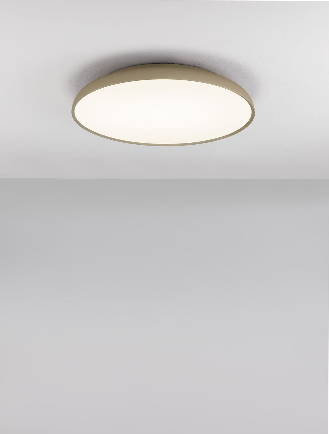 Mise en ambiance du plafonnier allumé, halo lumineux diffus sur plafond blanc