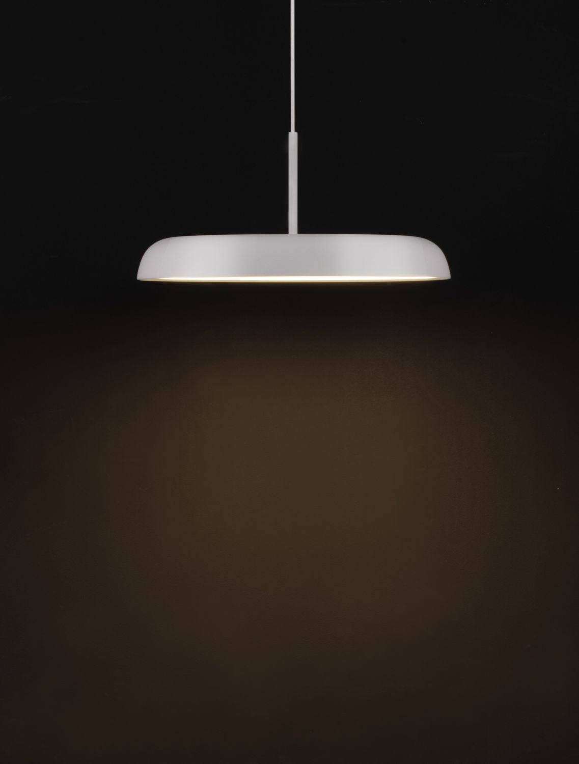 Mise en ambiance nocturne sur fond noir avec halo lumineux chaud