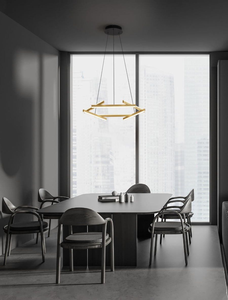 Suspension dorée au-dessus d'une table à manger, vue en situation dans un intérieur contemporain