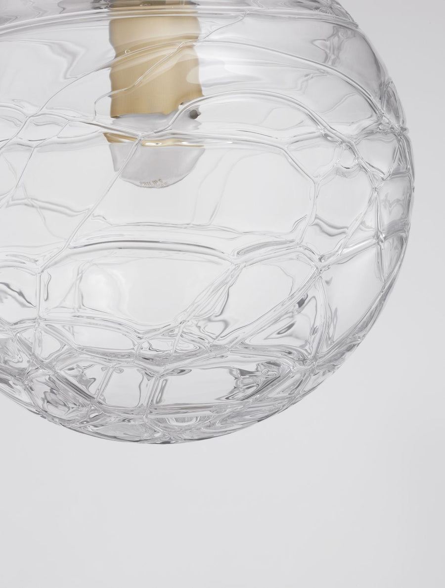 Gros plan de la sphère en verre gaufré laissant voir l'ampoule LED