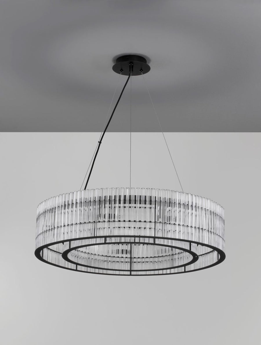 Vue en légère contre-plongée, suspension allumée sous un plafond gris