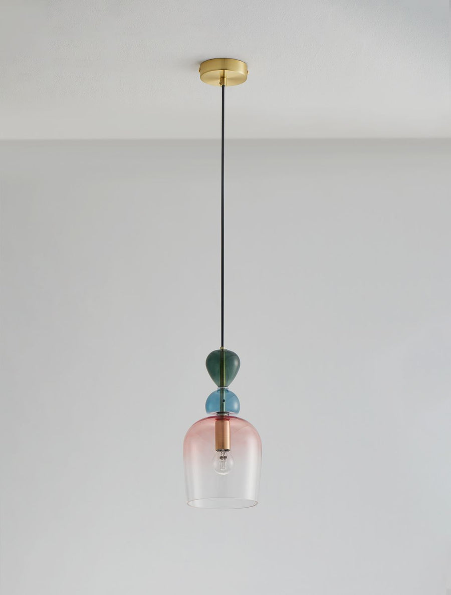 Suspension suspendue au plafond devant un mur gris, lumière allumée.