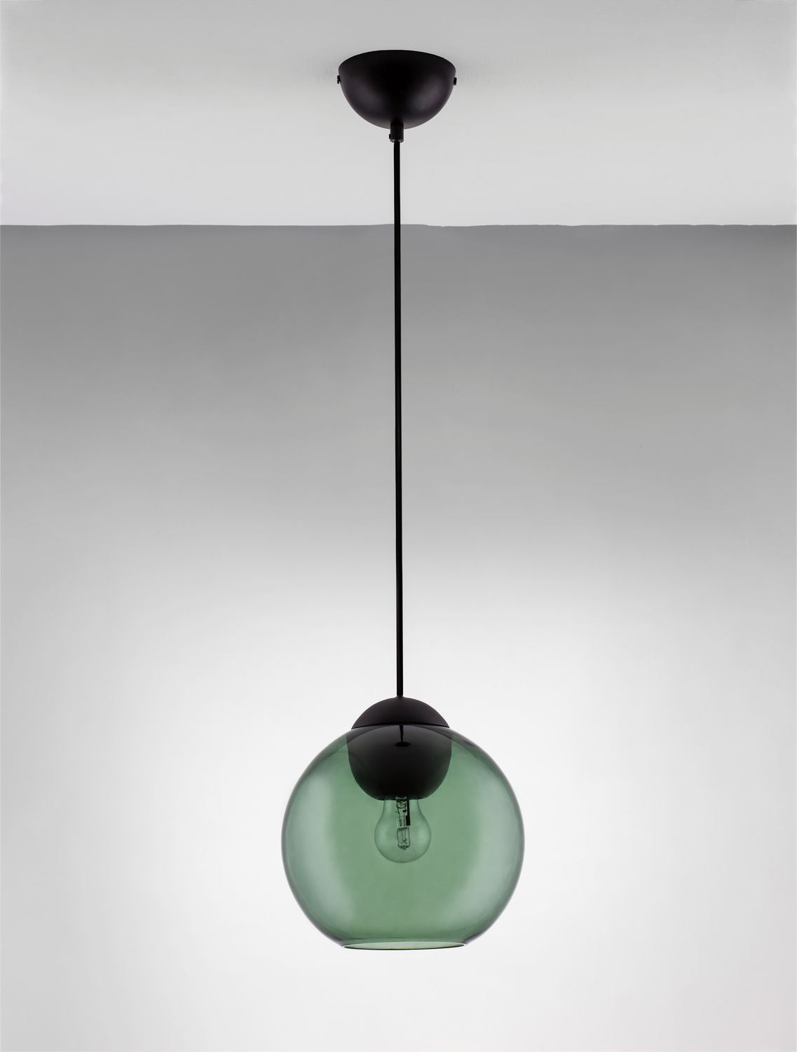Plan large du luminaire suspendu, câble noir et diffuseur rond en verre teinté