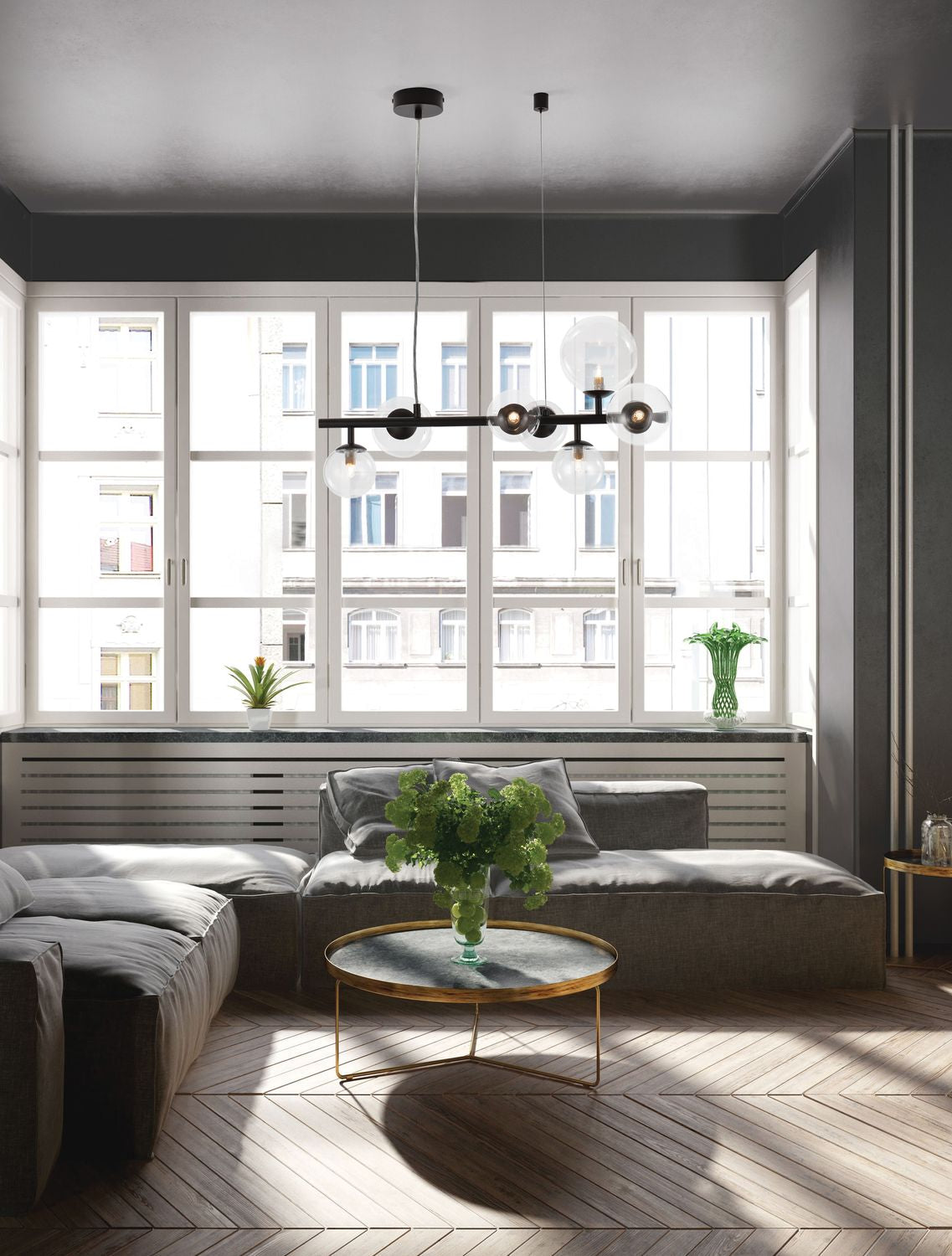 Suspension sept lumières installée dans un salon contemporain devant une grande baie vitrée