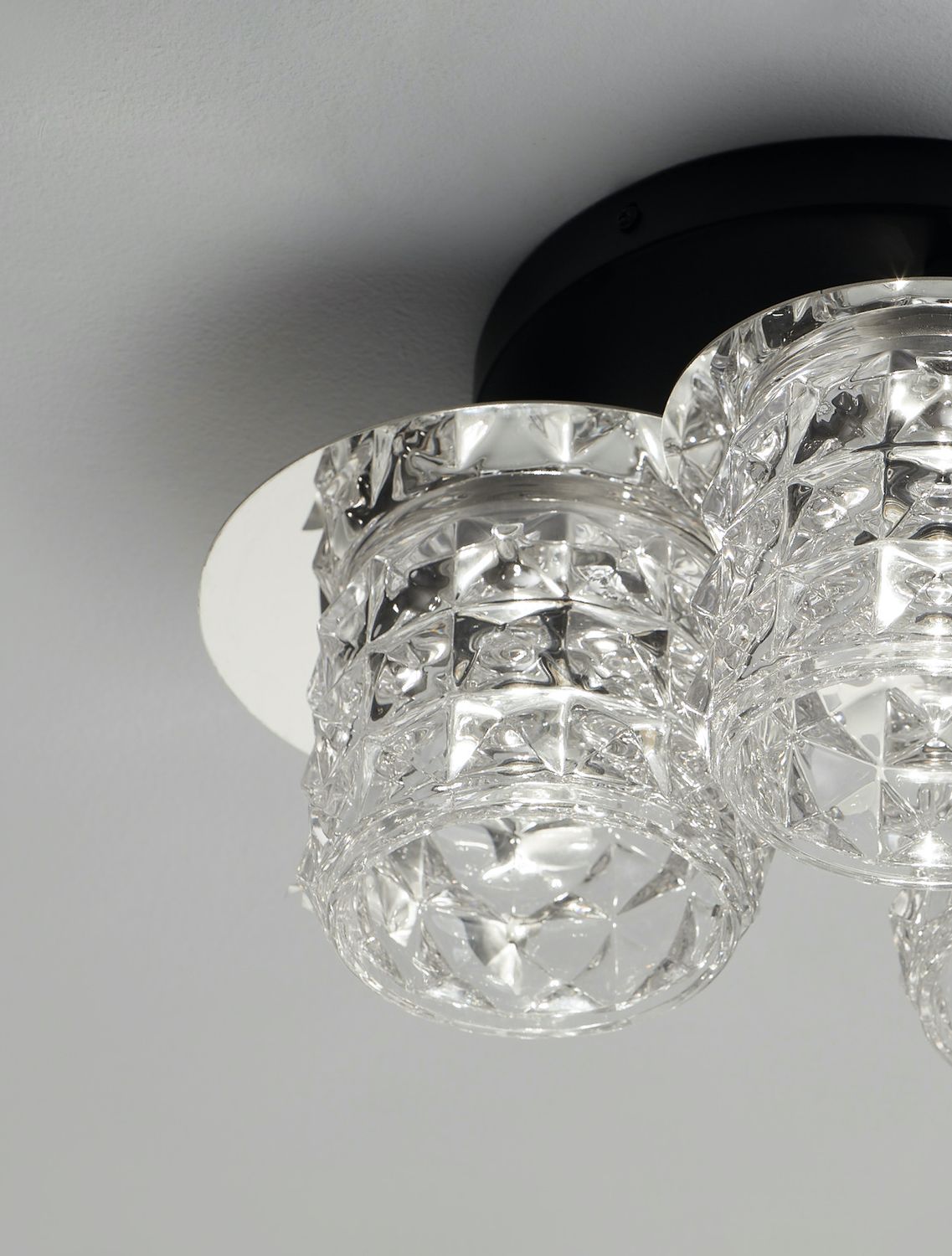 Détail rapproché du cristal taillé en facettes losangées d'un diffuseur