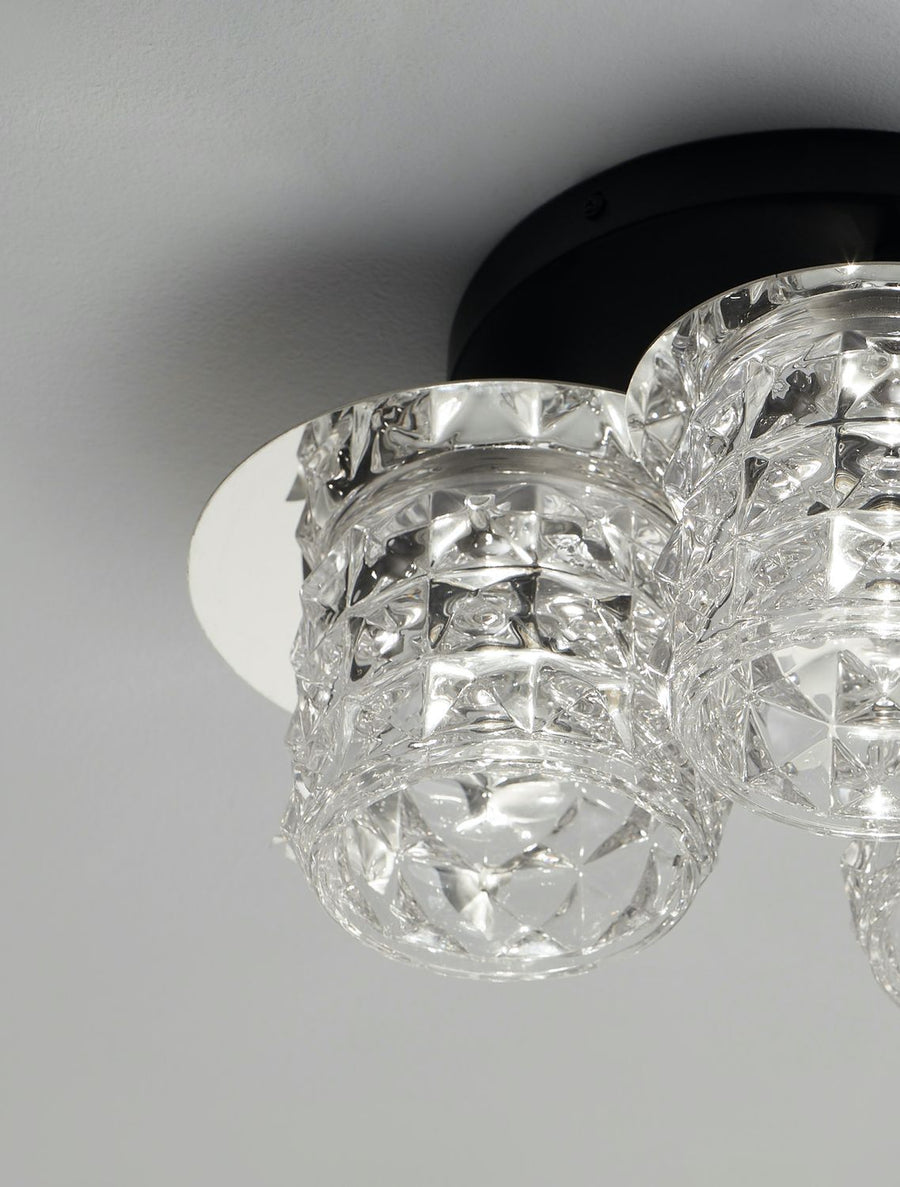 Détail rapproché du cristal taillé en facettes losangées d'un diffuseur