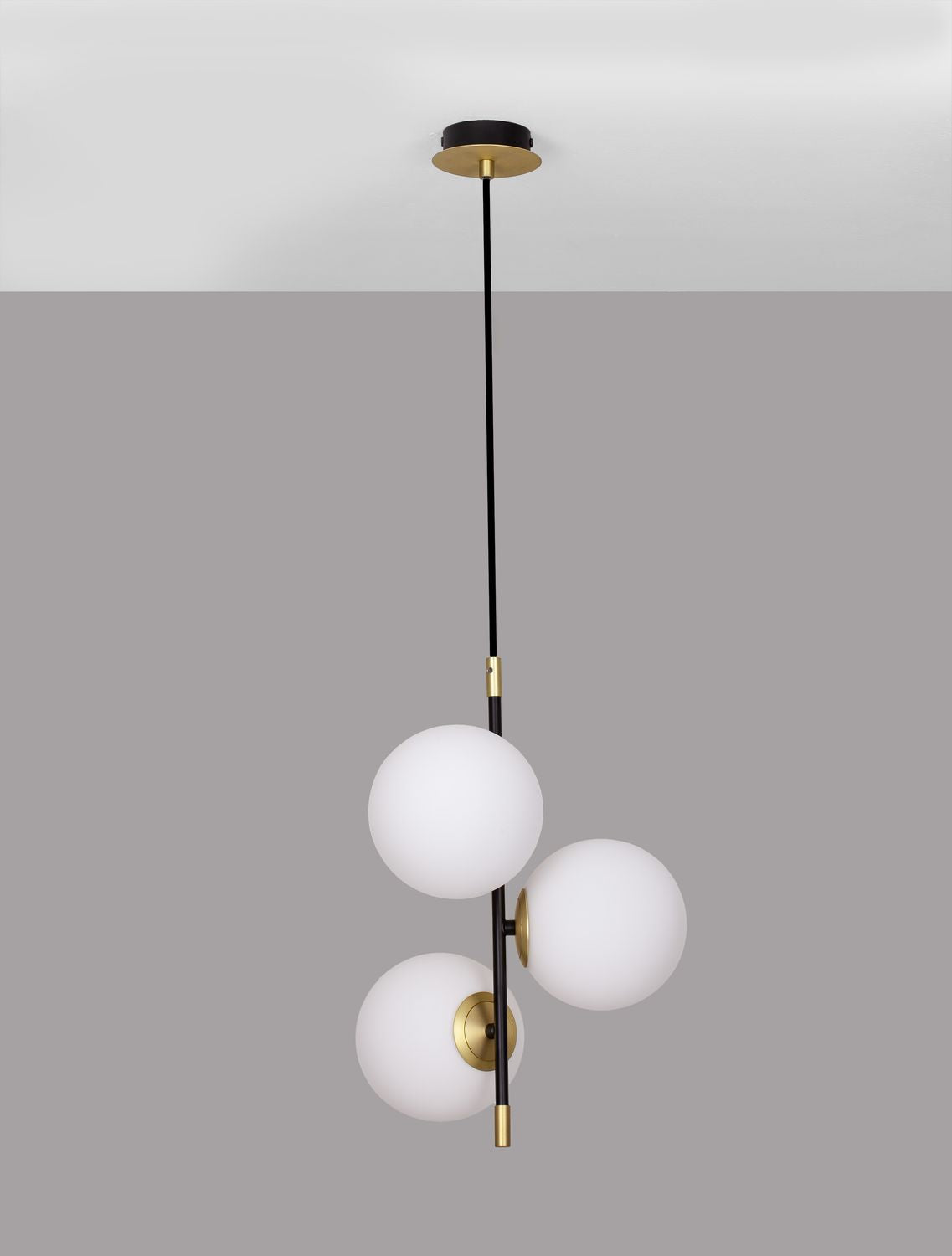 Luminaire entier présenté sur fond gris, plan large vue de face
