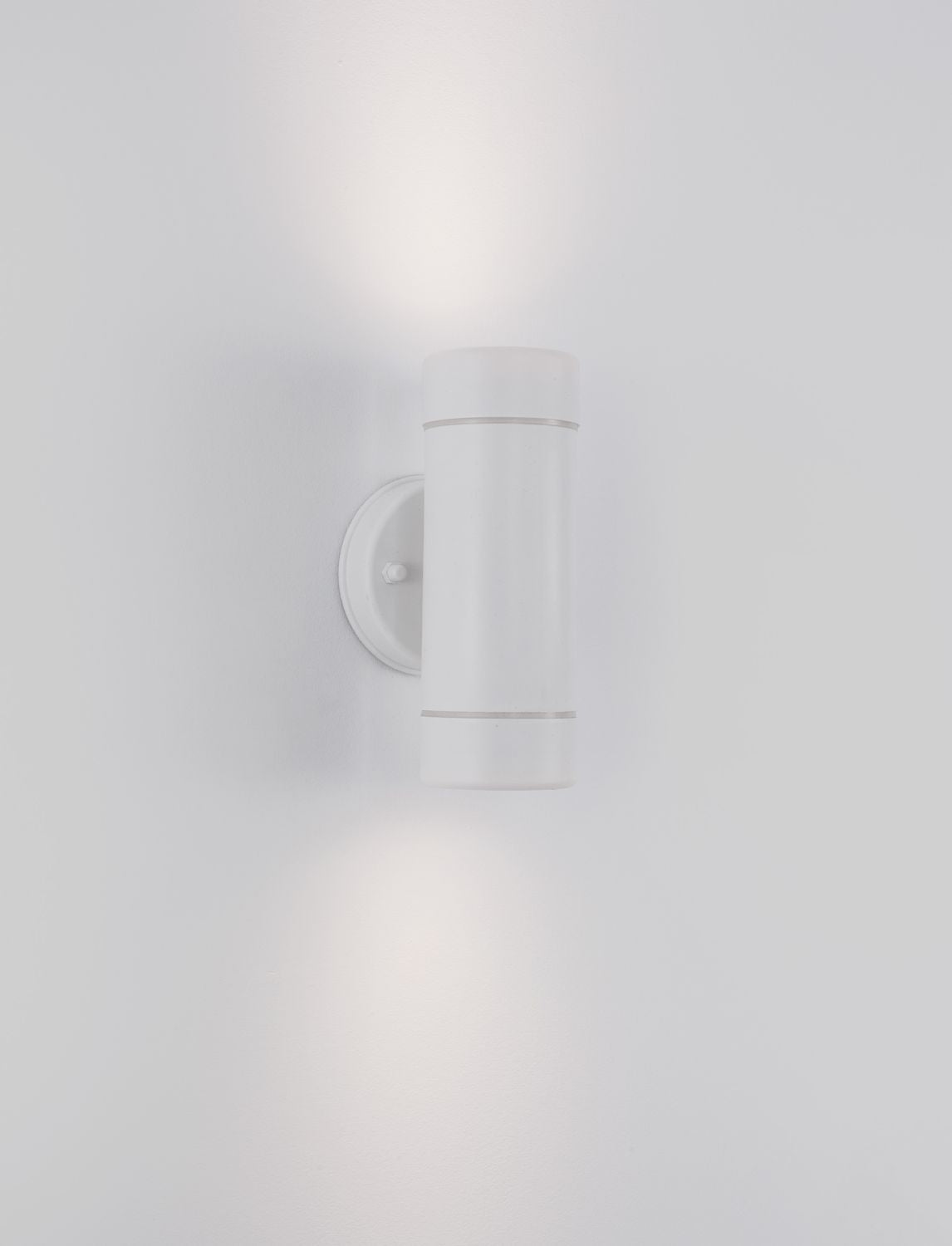 Mise en ambiance du luminaire allumé, halo lumineux diffusé vers le haut