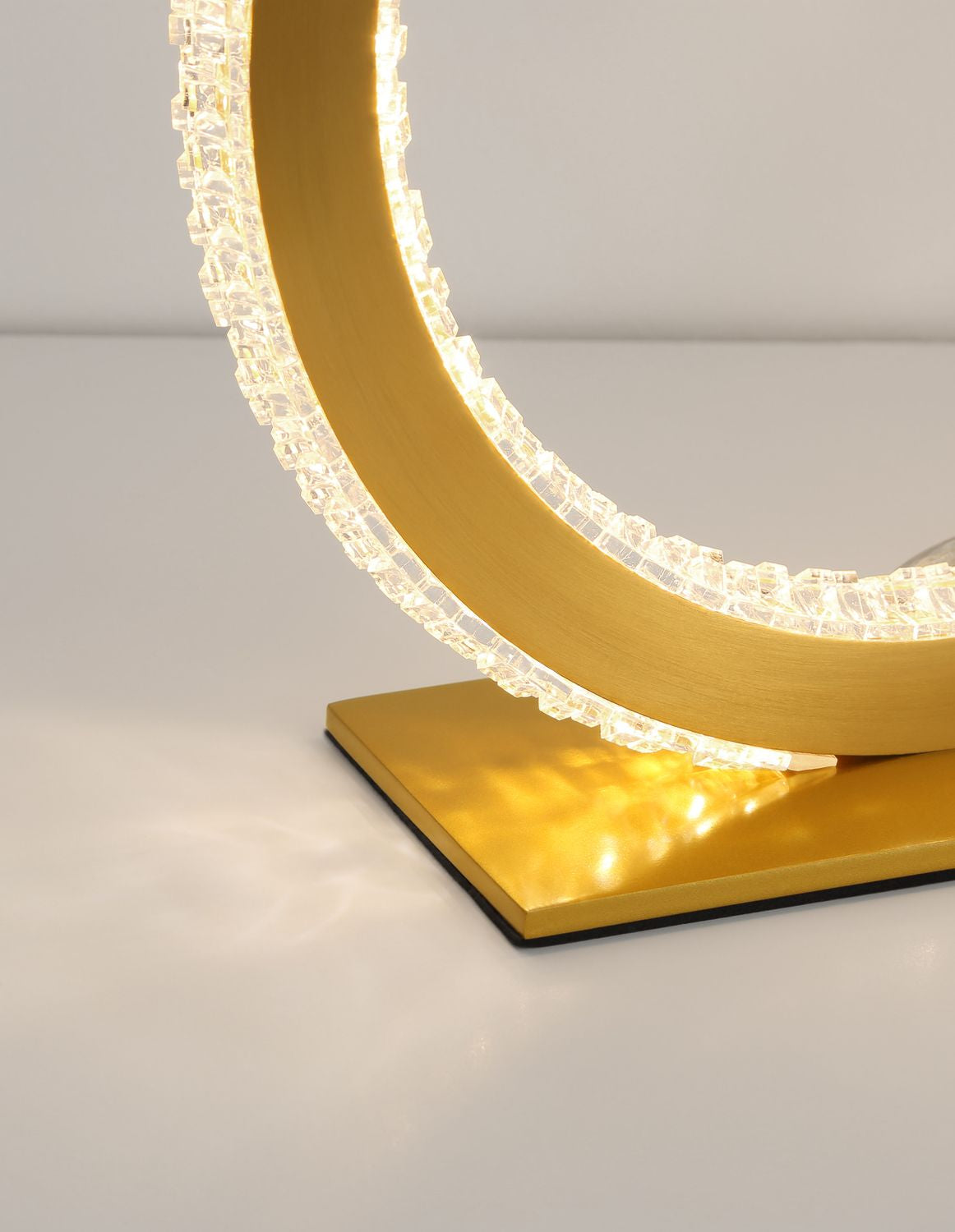 Détail rapproché du bord en cristal taillé et du socle doré brillant