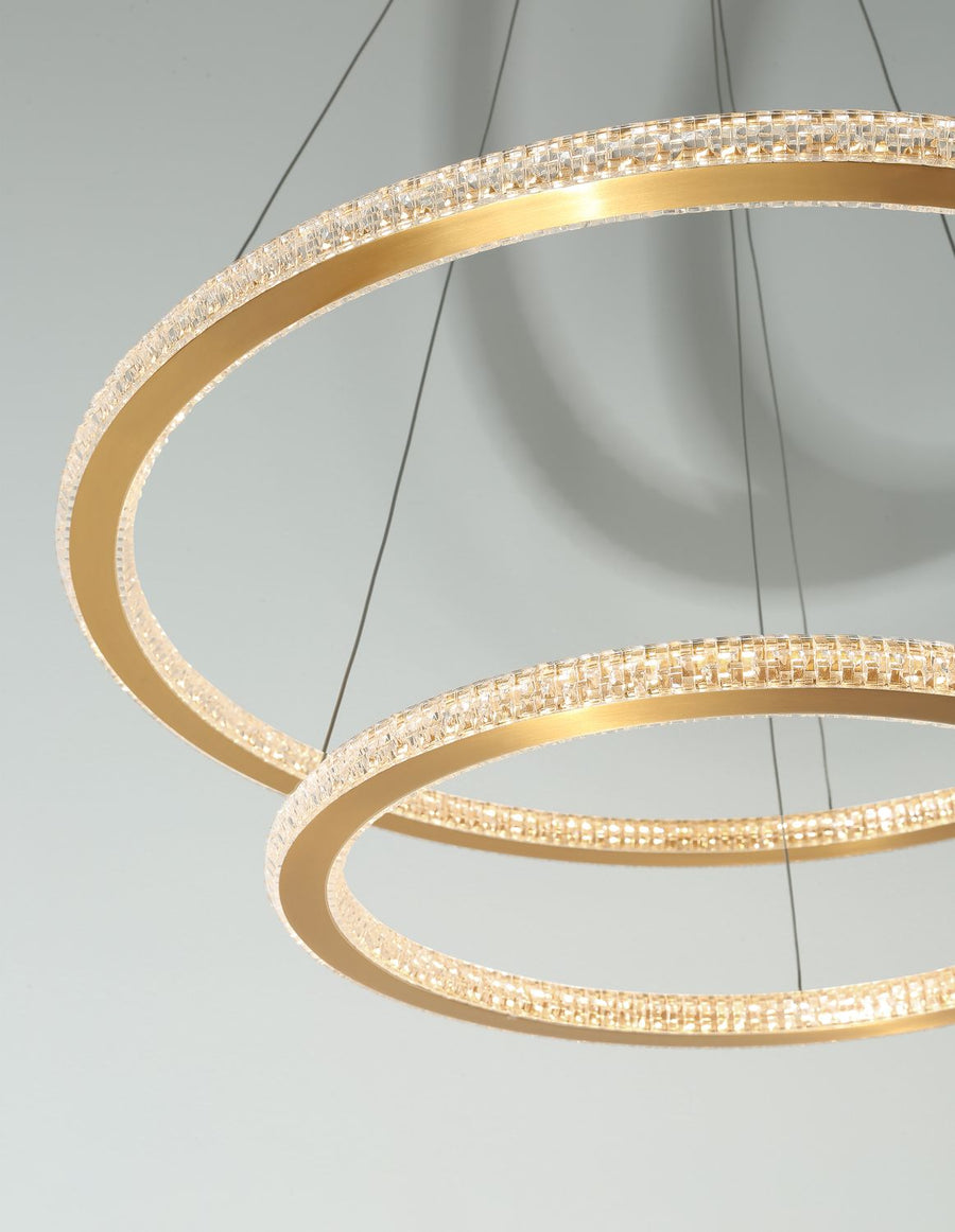 Détail rapproché d'un anneau laiton et de sa surface texturée illuminée par LED.