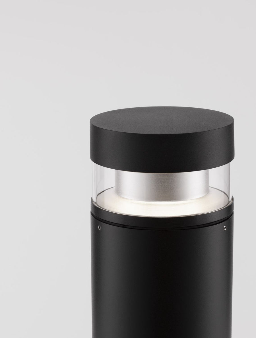 Gros plan du sommet : capot noir, diffuseur transparent et anneau lumineux blanc