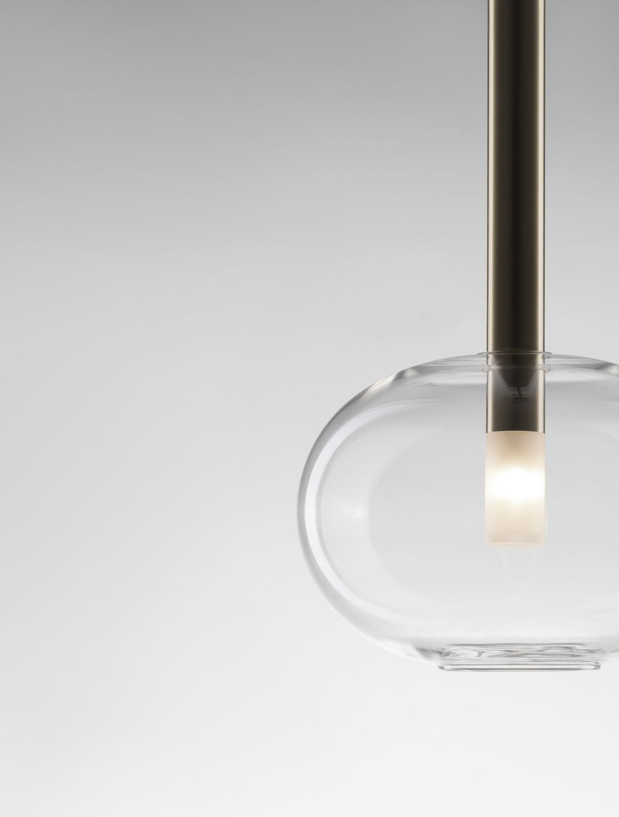 Gros plan sur le verre ovale et la tige métallique, ampoule allumée