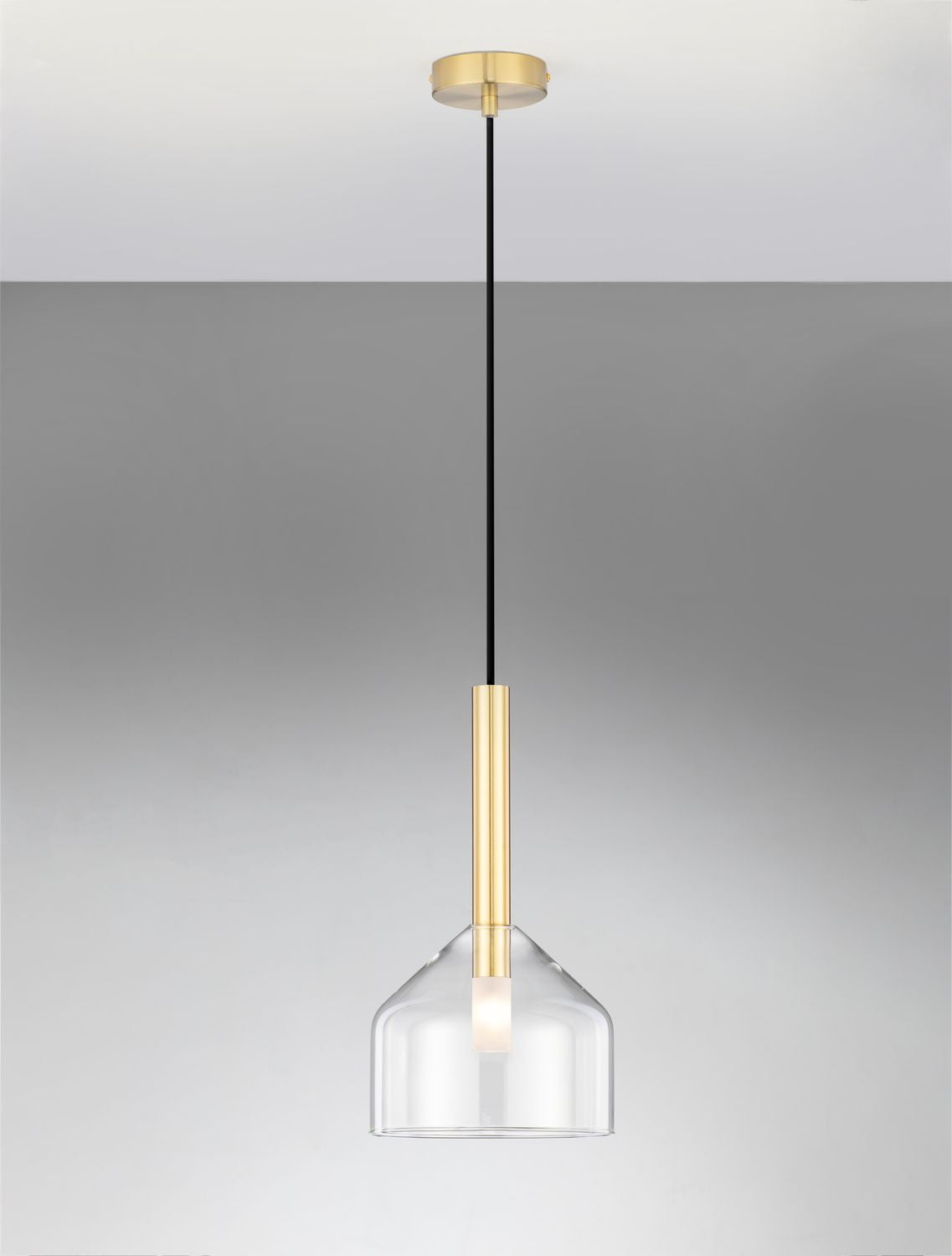 Suspension dorée complète, vue de face sur fond gris dégradé, avec abat-jour en verre transparent.