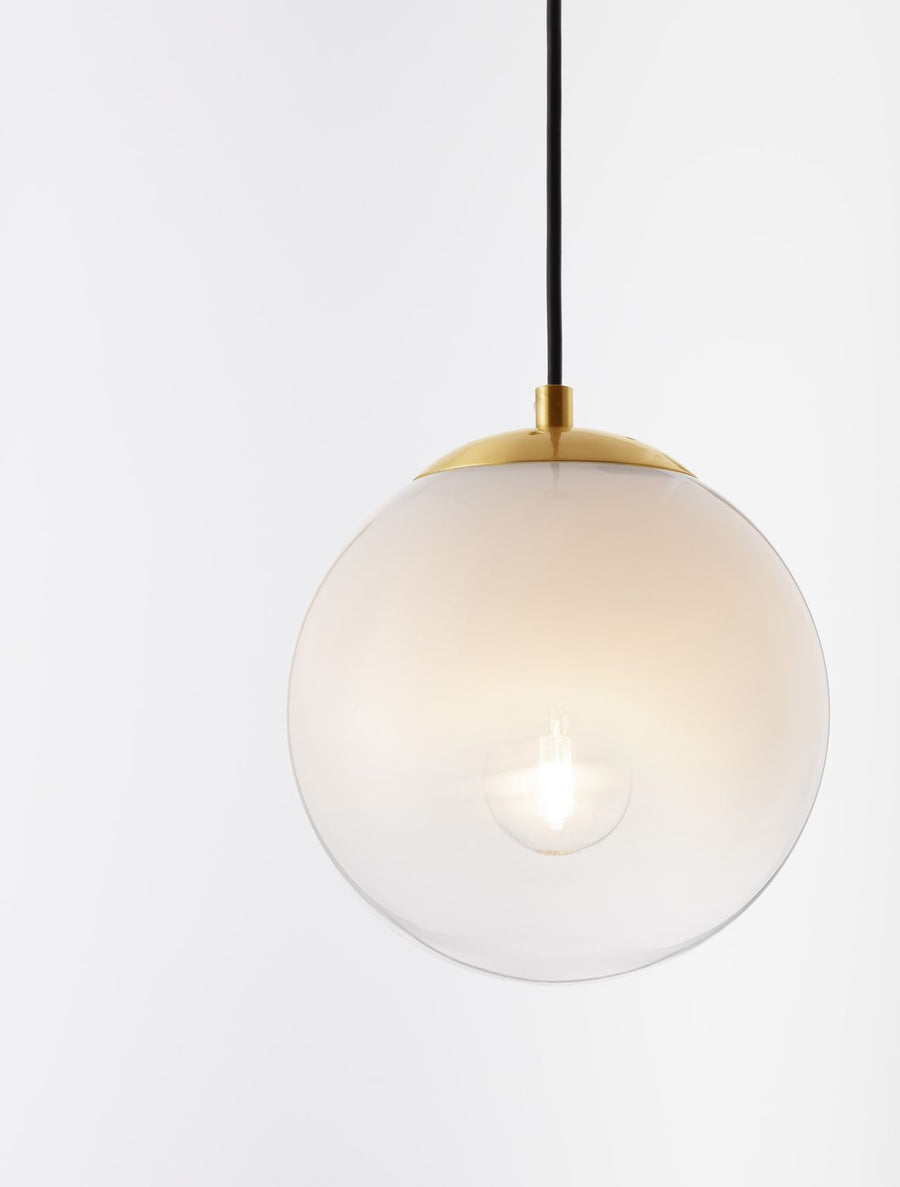 Détail rapproché de la douille dorée et du verre translucide éclairé
