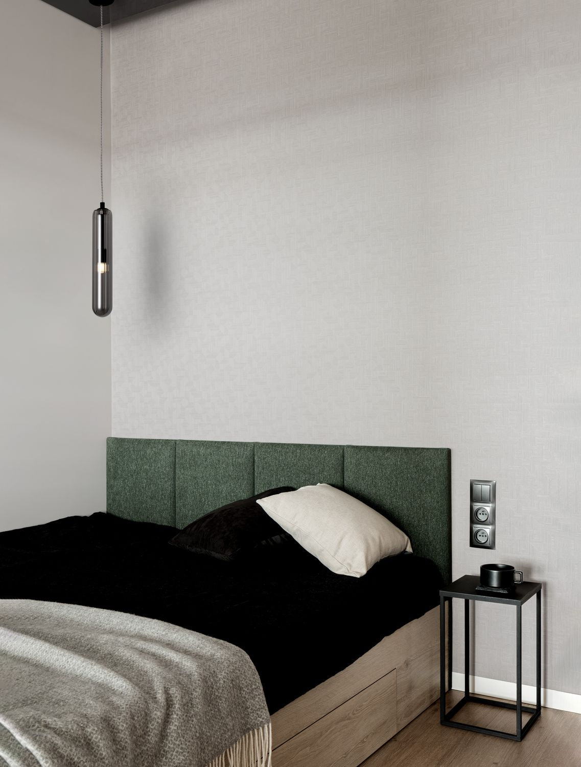 Suspension allumée suspendue au-dessus d'un lit dans une chambre moderne