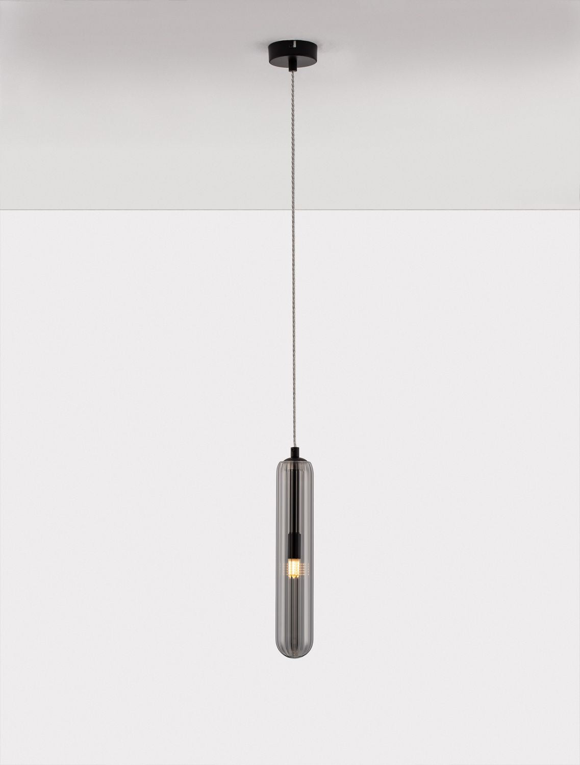 Luminaire allumé, ampoule visible à l'intérieur du long tube de verre