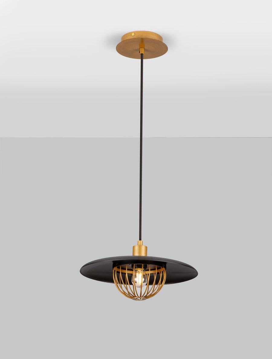 Luminaire suspendu de trois quarts sur fond gris, mettant en valeur le disque noir