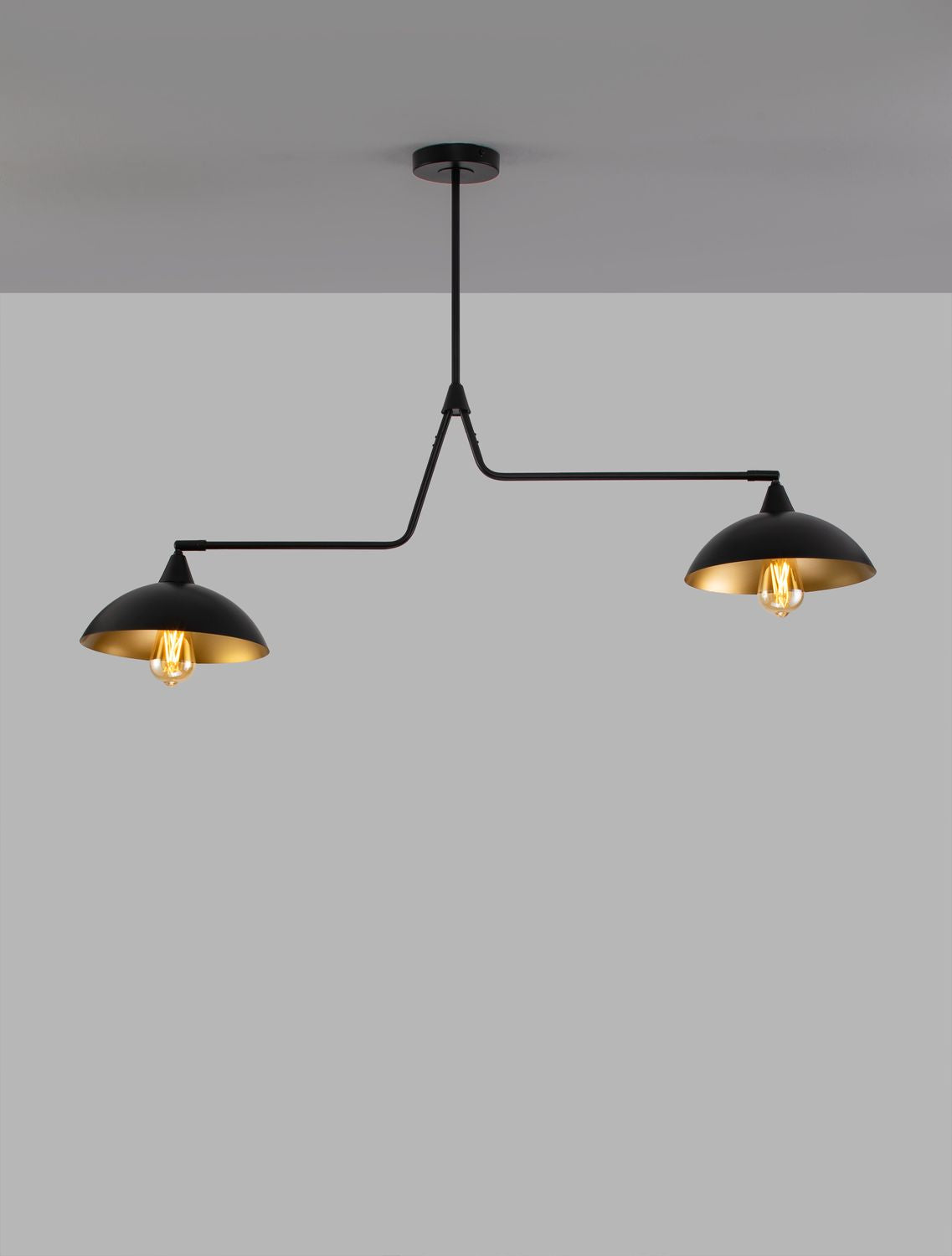Seconde vue d'ensemble du même luminaire, cadrage légèrement différent sur fond gris neutre