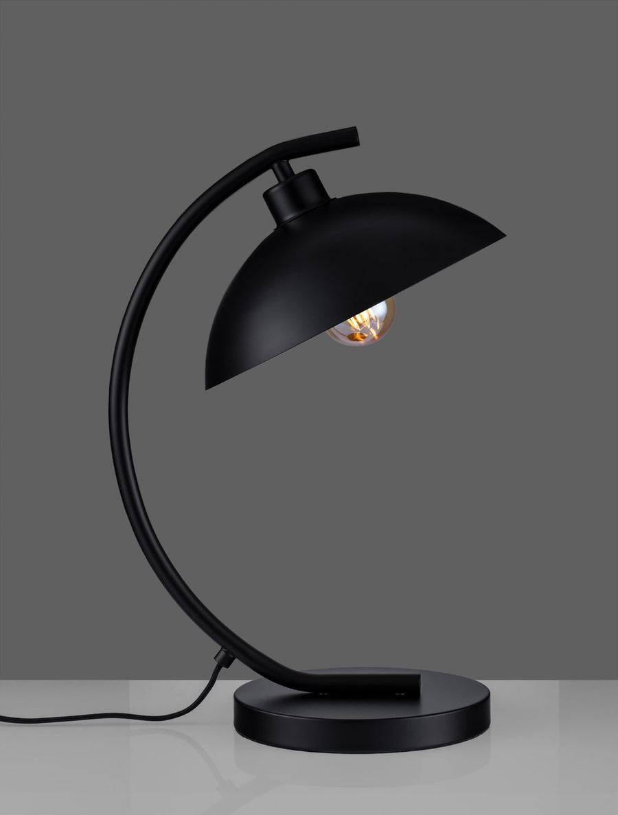 Même lampe noire sur fond gris, éclairage éteint, câble d'alimentation visible à gauche.