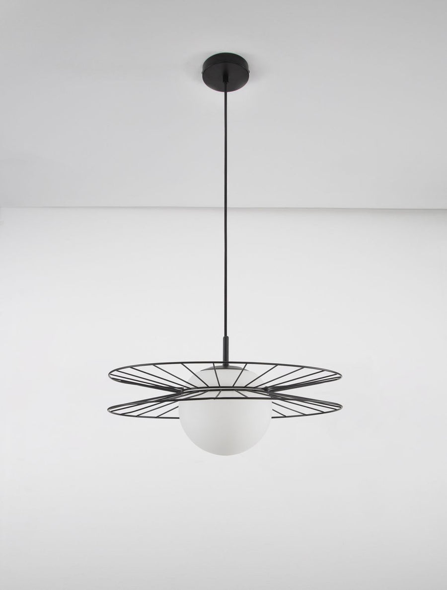 Vue de face du luminaire suspendu, structure noire et globe de verre blanc