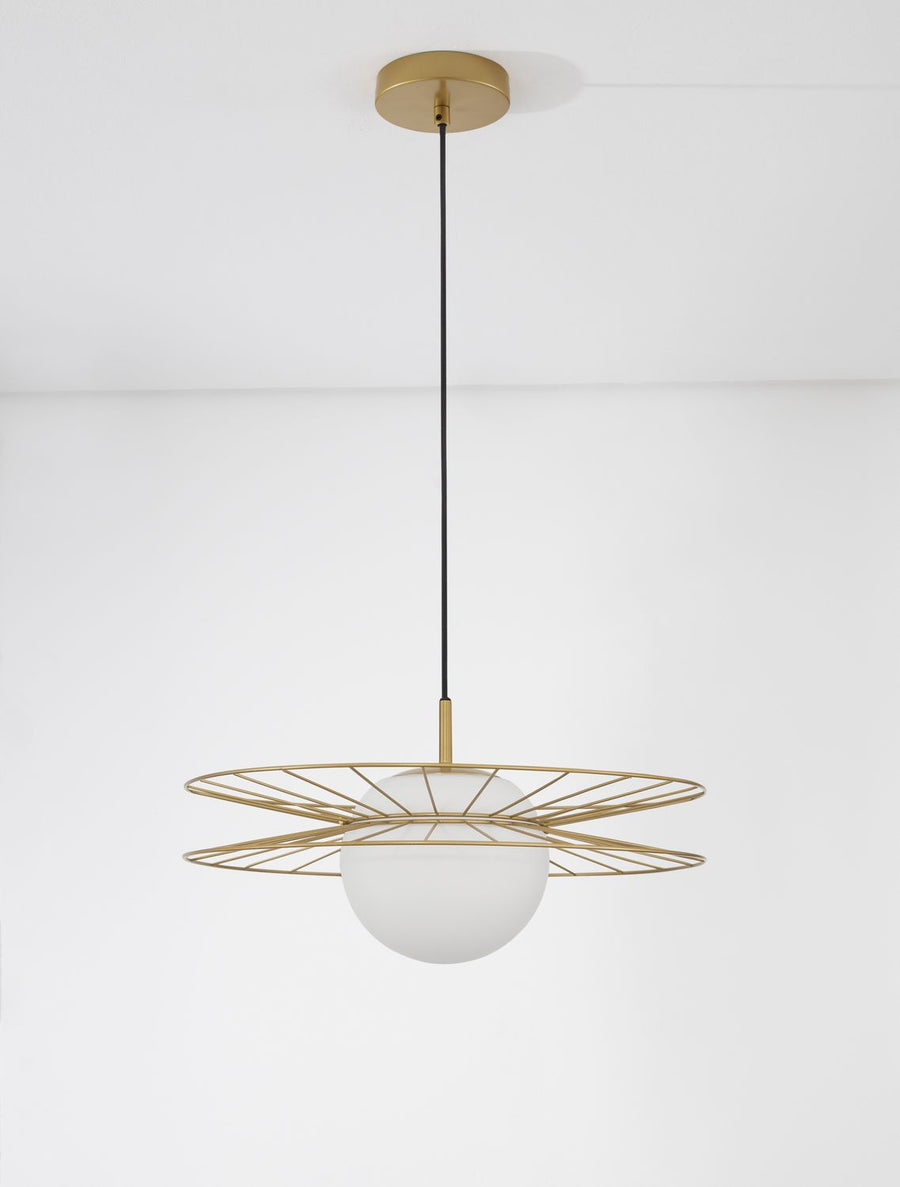 Suspension présentée de profil, disque doré et globe de verre opalin