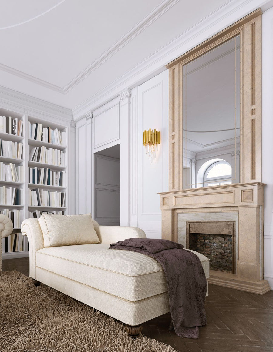 Applique murale dorée installée sur un mur blanc près d'une cheminée et d'un miroir
